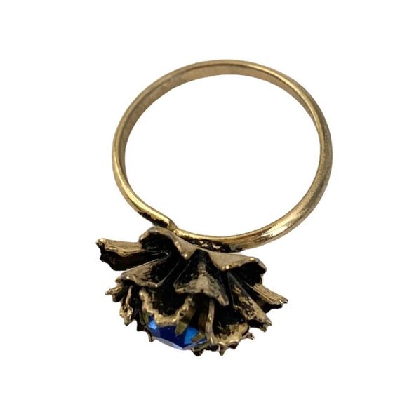 Fashionable Statement Floral Blue Gemstone Ring in Vintage Tone - Picture 3 of 4